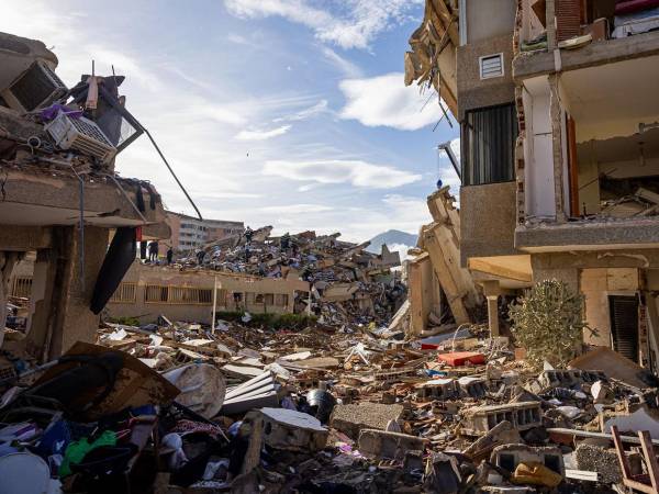 Edificios reducidos a escombros reflejan la magnitud de los terremotos que devastaron varias ciudades de Venezuela y dejaron miles de víctimas. La fotografía muestra escombros de edificaciones destruidas en Catia La Mar, La Guaira.