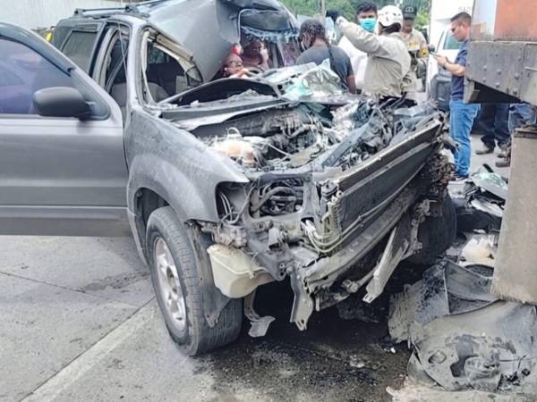 Marcos Turcios (conductor - 60 años), quedó atrapado dentro del vehículo y necesitó la asistencia de los cuerpos de socorro para poder salir.