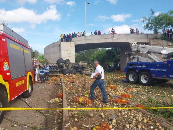 El pesado camión cargado de cebollas arrasó con todo a su paso hasta volcarse cerca del puente a desnivel.