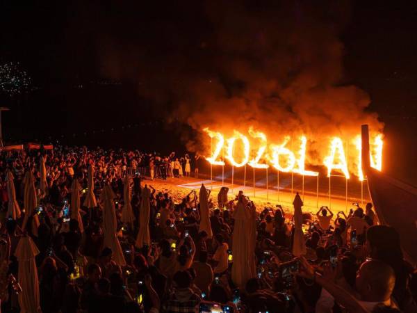 Millones de personas en el mundo recibieron el 2026 con fuegos artificiales, luces y celebraciones que combinan tradición, música y alegría.