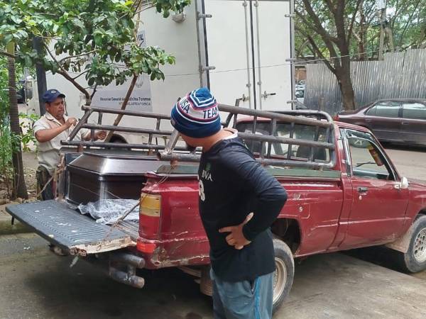 Familiares reclamaron la mañana de ayer el cuerpo de Claudia Inés Aceituno Céceres, quien fue asesinada y enterrada dentro de su vivienda en la colonia Nueva Suyapa de Tegucigalpa.