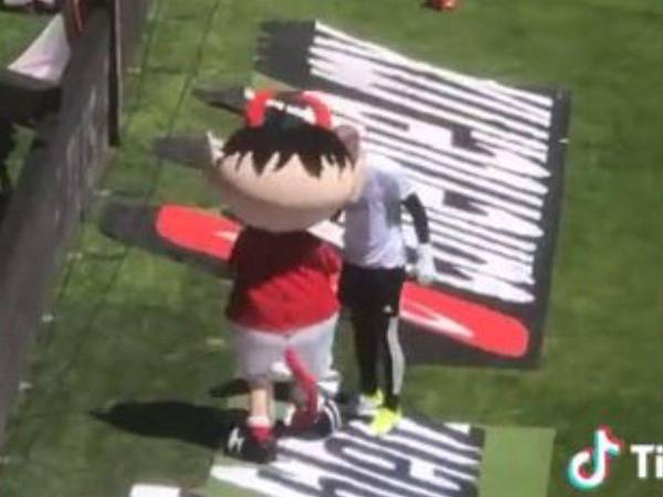 El portero argentino se vio envuelto en una nueva polémica tras sostener un intercambio verbal con la mascota del Toluca.