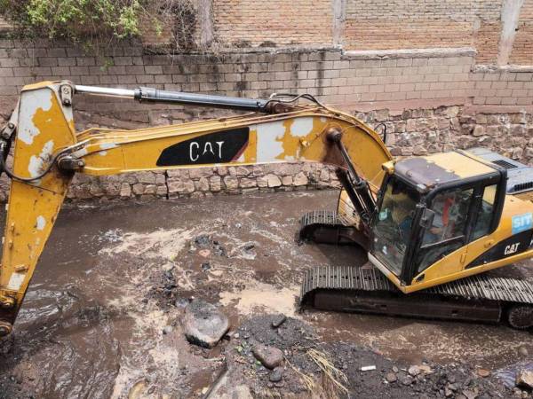 Una de las principales intervenciones se desarrolla en quebradas y cauces naturales donde se han retirado grandes cantidades de sedimento, basura y vegetación acumulada.