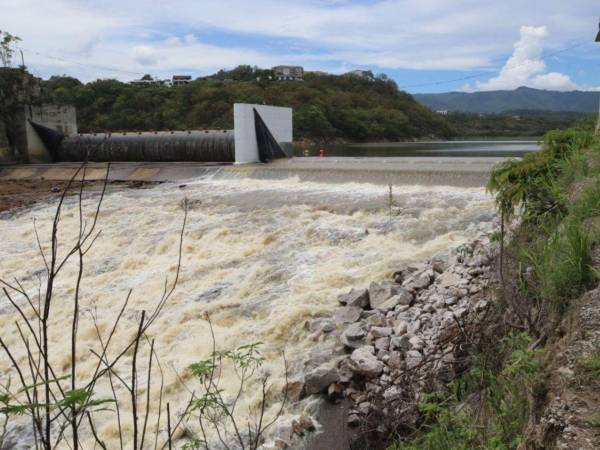 Tras completar las pruebas mecánicas y de resistencia, las autoridades municipales informaron este viernes que las cortinas de Los Laureles fueron levantadas nuevamente.