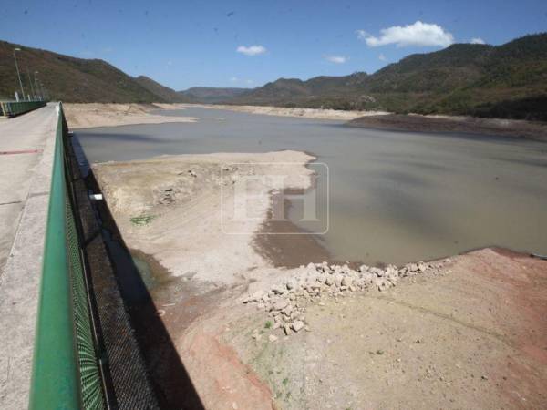 Los efectos de la sequía por el fenómeno de El Niño ya se reflejan en la represa La Concepción, una de las principales fuentes de abastecimiento de agua para los capitalinos. A continuación las impactantes imágenes captadas por la lente de EL HERALDO este miércoles 9 de septiembre.