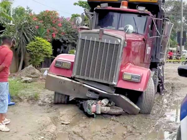 La motocicleta resultó prácticamente destruida, quedando incrustada entre las partes frontales de la volqueta.