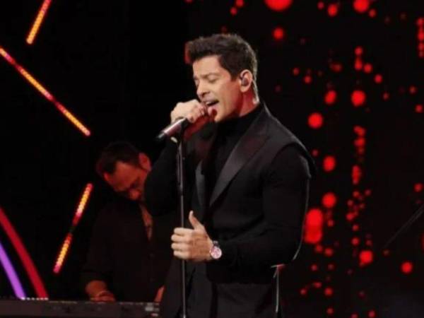 Yahir, de 43 años, es cantante y conductor de La Academia.