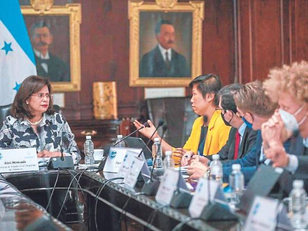 Las autoridades hondureñas se han reunido con la misión técnica del FMI para analizar temas de interés económicos y sociales.