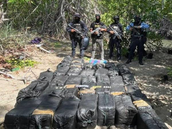 Los policías aprovecharon el descenso de la marea para ingresar a los manglares y localizar el cargamento.