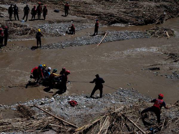 Unos 3,000 efectivos, entre policías, militares y miembros de Protección Civil, coordinan esfuerzos junto a los vecinos para excavar entre la masa de barro.