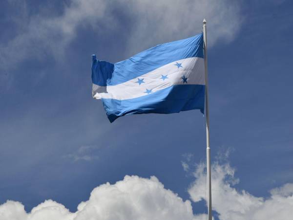 En septiembre, mientras las trompetas resuenan en las calles y las palillonas intenten robar el protagonismo, no solo ondeemos la bandera, sino preguntemos qué significa para nosotros.