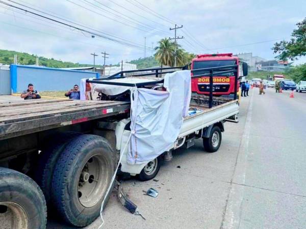 El conductor quedó atrapado, ya sin vida, entre el amasijo de hierro del vehículo; el Cuerpo de Bomberos liberó el cadáver.
