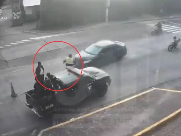 Momento en que un hombre embistió a una de las dos víctimas y estuvo a punto de atropellar al agente de tránsito.