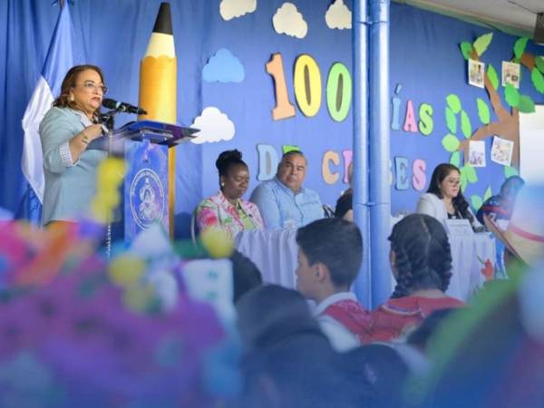 La ministra de Educación, Arely Argueta, conmemoró los 100 días de clases en el Centro de Educación Básica Dionisio de Herrera, ubicado en la aldea El Chimbo, en el municipio de Santa Lucía.