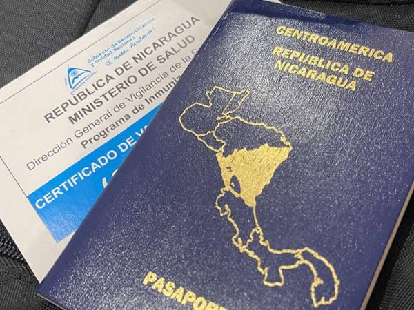 La enmienda constitucional, propuesta con carácter urgente por los esposos y copresidentes de Nicaragua, Daniel Ortega y Rosario Murillo, fue aprobada de forma expedita y a mano alzada por los 91 diputados que integran el Parlamento durante una sesión especial celebrada en el municipio de Niquinohomo (suroeste) en conmemoración al 130 aniversario del natalicio del héroe nicaragüense Augusto C. Sandino (1895-1934).