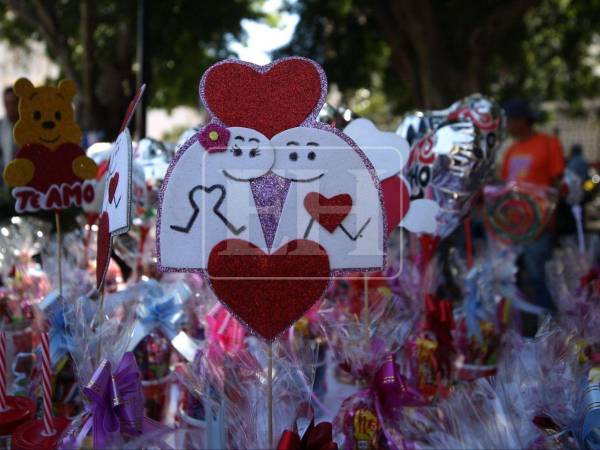 Hoy no es una fecha cualquiera, hoy se celebra a lo grande el Día del Amor y la Amistad o Día de San Valentín, fecha en la que comúnmente se acostumbra dar un detalle, un mensaje o un abrazo especial a tu ser querido. Sin embargo, la temporada también se ha comercializado. Así se celebra este día.