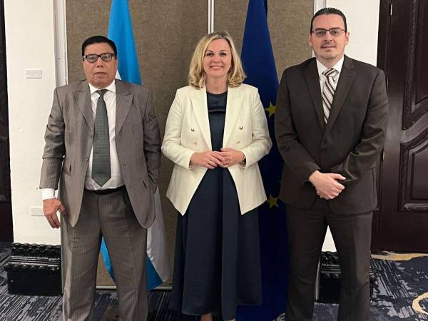 Jefa de la Mision de la Unión Europea, Željana Zovko, junto a los consejeros del Consejo Nacional Electoral, Kelvin Aguirre y Julio Navarro.