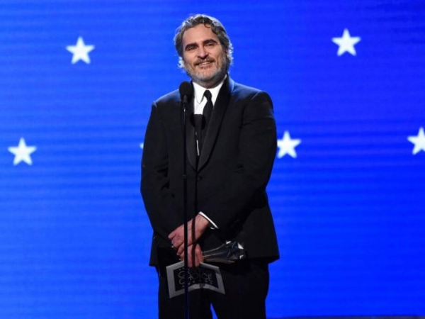 Durante su corto discurso, el actor agradeció a su madre por ser inspiración y apoyarlo incluso en sus años más 'rebeldes y de decadencia'. Foto AFP