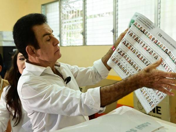 Salvador Nasralla durante ejercía el voto en las pasadas Elecciones Generales del 30 de noviembre.