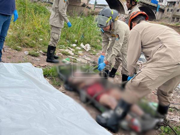 En las aguas del río Choluteca, en Tegucigalpa, fue hallado el cuerpo sin vida de un hombre. La lente de EL HERALDO estuvo presente al momento del rescate.