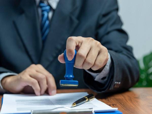 Según Funcas, un centro de pensamiento español dedicado a la investigación económica y social, alrededor de 90 mil hondureños, de los 221 compatriotas que residen en España, podrían acceder al proceso de regularización. A continuación lo que debes saber para optar al proceso de regularización de migrantes en la madre patria.