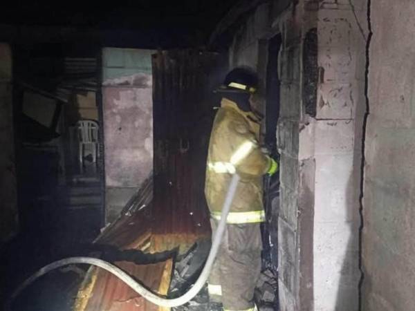 Cuando los bomberos sofocaron las llamas y realizaban labores de enfriamiento, encontraron su cuerpo en el interior de la vivienda en San Manuel, Cortés.