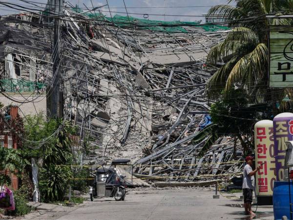Al menos treinta personas siguen desaparecidas este domingo en Filipinas tras el colapso de un edificio en construcción en la provincia de Pampanga, a unos ochenta kilómetros al norte de Manila, donde veintiséis ciudadanos ya fueron rescatados mientras continúan las labores de búsqueda, informaron autoridades locales.