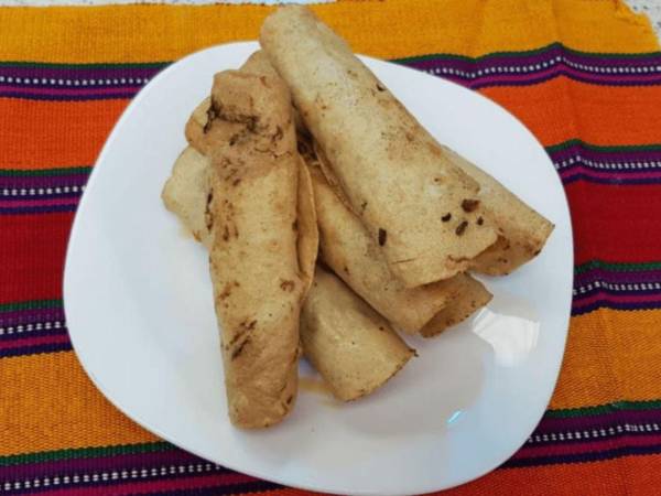 Se preparan con carne de res desmenuzada, verduras y especias, y se fríen hasta que las tortillas quedan doradas y crujientes: Los tacos de carne mechada, son una delicia que no se puede perder.
