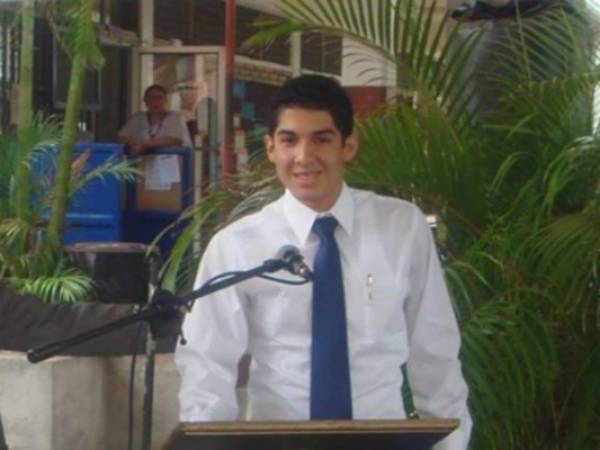 A los 17 años publicó su primer poemario “El mar no deja olvidar“. /Foto Facebook Luis Fernando Lezama/