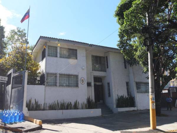 En la Embajada de Venezuela en Tegucigalpa no hay funcionarios que atiendan; un policía hondureño es quien brinda seguridad al edificio.