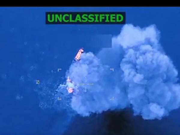 Captura de pantalla de un video publicado en la cuenta oficial de la red social X @SecWar del secretario del Departamento de Defensa estadounidense, Pete Hegseth que muestra un ataque contra una embarcación en aguas del océano Atlántico.