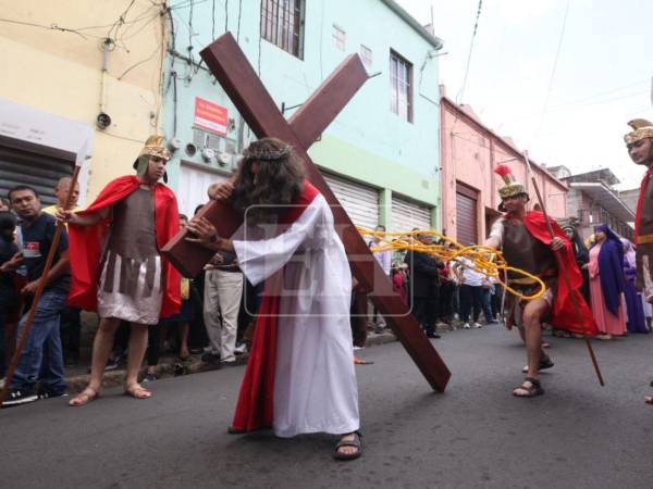 Cargar la cruz en el Viacrucis trasciende la representación histórica y se convierte en una práctica de reflexión.