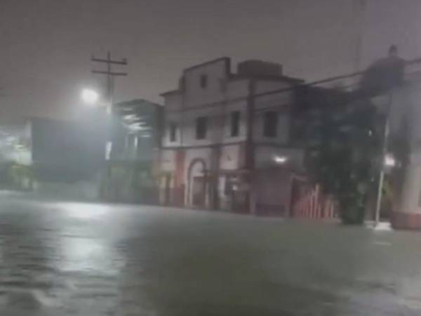Varias calles del centro de Puerto Cortés permanecen inundadas tras las fuertes lluvias registradas durante la noche del martes.
