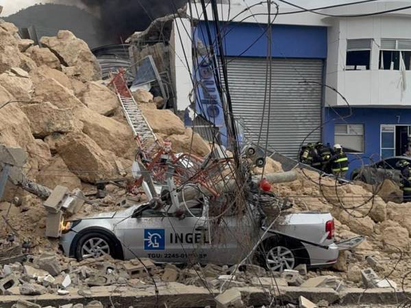 VIDEOS: Voraz incendio consume bodega tras colapsar cerro en el anillo periférico