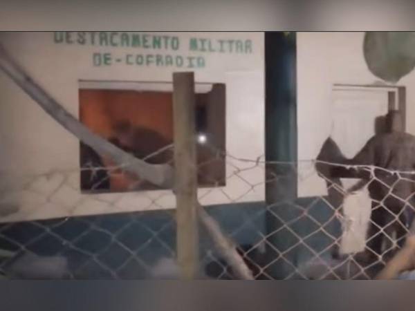 Enfurecidos porque presuntamente los militares dispararon contra dos personas, los pobladores incendiaron el destacamento militar de Cofradía.