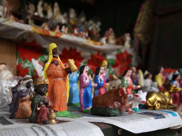 Los mercados de Tegucigalpa y Comayagüela se llenan de color y tradición con los nacimientos navideños, donde familias y comerciantes mantienen viva la costumbre de armar pesebres que recuerdan el nacimiento del Niño Jesús cada diciembre.