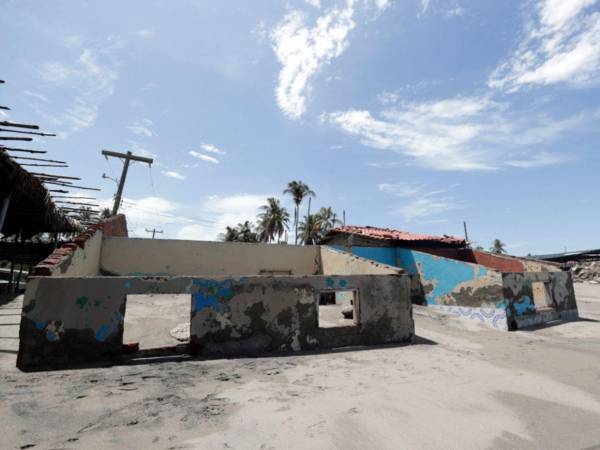 Cedeño, aldea hondureña del Pacífico, sufre desde hace 30 años el avance del mar y la erosión que ya obligó a evacuaciones y dejó a muchas familias sin vivienda, mientras la Mesa de Justicia Climática creada hace tres años pide una reubicación digna y apoyo al gobierno de Nasry Asfura y a la comunidad mundial ante la inacción climática denunciada, entre otros, por Amnistía Internacional.