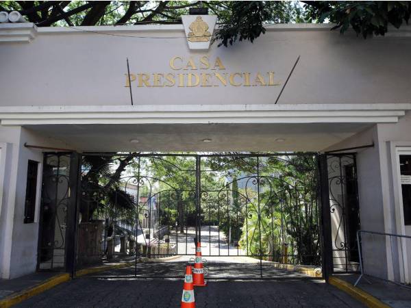 Sin funcionarios ni visitantes, el principal edificio del Poder Ejecutivo refleja un ambiente de abandono tras el proceso electoral.