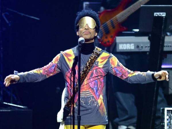 Debajo de Paisley Park, su estudio y residencia en Chanhassen, Minnesota, habría una habitación climatizada protegida por una puerta de acero y una cerradura de combinación albergó miles de horas de grabaciones que él mismo se negó a revelar. Ahora, diez años después de su muerte, ese silencio empieza a romperse de manera ordenada y cargada de significado.