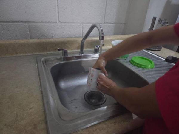 Ante la emergencia de agua declarada por 90 días en la capital, las autoridades municipales refuerzan las acciones de supervisión y aplicación de multas por despericio del agua por los capitalinos.