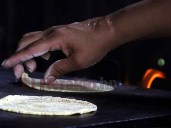 La tortilla es uno de los alimentos de mayor consumo para los capitalinos, por lo que su aumento de precio es un duro golpe al bolsillo.