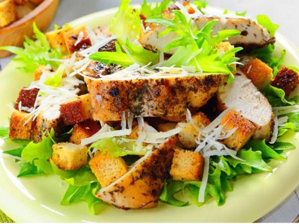 La ensalada César con pollo a la parrilla es una receta clásica que combina la frescura de la lechuga en tiras con crutones con tiras de pollo a la parrilla.
