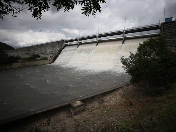 La represa más grande del Distrito Central alcanzó su punto máximo por segundo año consecutivo, llenando de optimismo a los capitalinos ante el próximo verano.