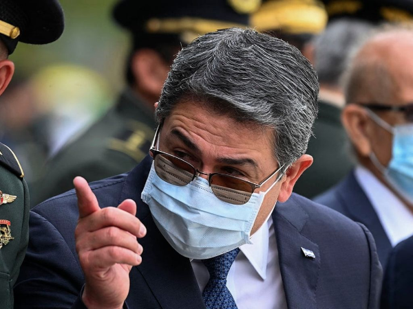 El expresidente enfrenta cargos por narcotráfico y tráfico de armas.