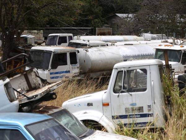 Las pipas de agua están abandonadas en el plantel de la colonia Los Laureles. Según las autoridades municipales, ni para para repuesto sirven algunas de los tanques cisternas que se encuentran entre la maleza.