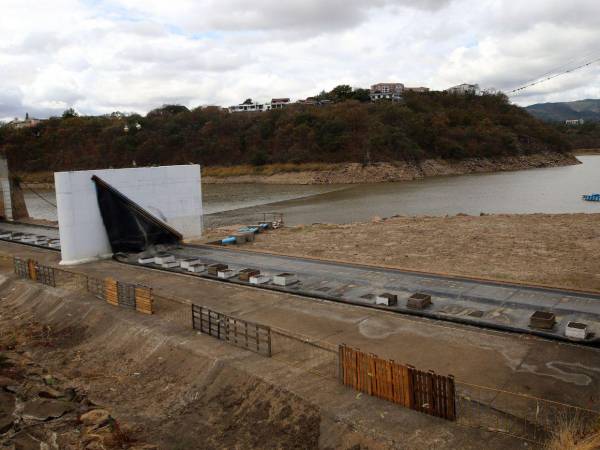 La extensión del verano hasta finales de junio reduce a 60 días la captación de agua en represas de la capital, lo que obligará a aplicar racionamientos más severos.