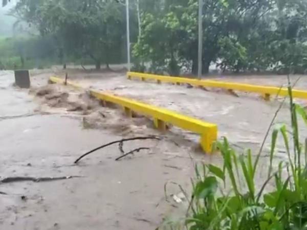 El río Blanco en el municipio de Catacamas, Olancho se desbordó, lo que dejó sin acceso a varias comunidades de la zona montañosa.