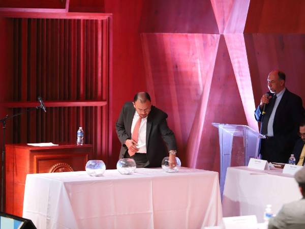 Los aspirantes a la CSJ sacaron al azar de una tómbola las preguntas con las que fueron evaluados.