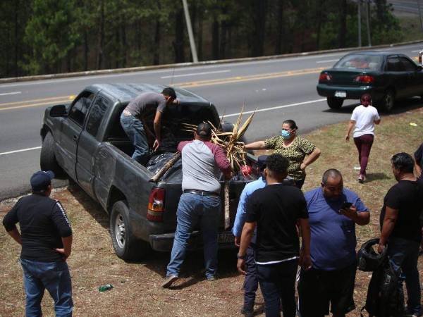 Familiares tuvieron que alertar a otros parientes para llevar el carro paila hacia Zambrano, donde quedó el carro junto a la víctima.