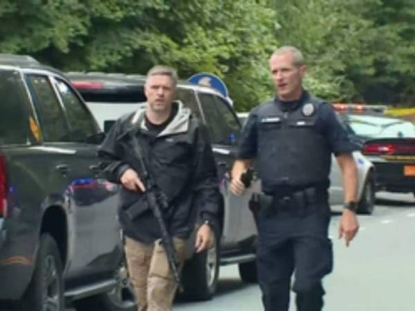 La policía cerró las calles con dirección a la escuela, que cuenta con más de 1,500 alumnos, y había varios vehículos de emergencia en el sitio.